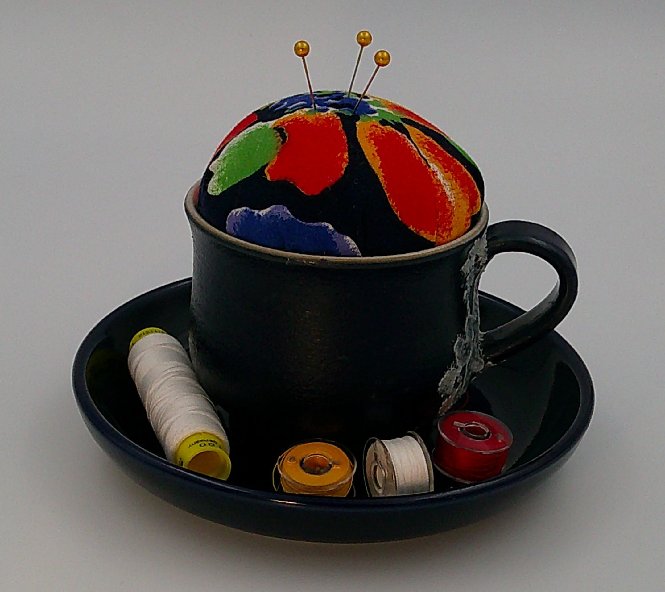 This shows that you can hold thread as well as bobbins in the tray. Just an example, they are not included for sale. This shows that you can hold thread as well as bobbins in the tray. Just an example, they are not included for sale.